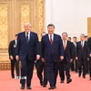 Chủ tịch Trung Quốc Tập Cận Bình (phải, phía trước) chủ trì tiệc chiêu đãi Tổng thống Mỹ Donald Trump (trái, phía trước) đang ở thăm Bắc Kinh, ngày 14/5/2026. (Ảnh: THX/TTXVN)