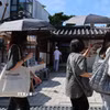 Người dân di chuyển dưới trời nắng nóng tại Seoul, Hàn Quốc. (Ảnh: Yonhap/TTXVN)