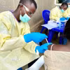 Nhân viên y tế tiêm vaccine phòng Ebola cho người dân tại Bắc Kivu, CHDC Congo. (Ảnh: THX/TTXVN)