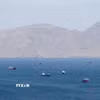 Tàu thuyền di chuyển trên eo biển Hormuz, ngoài khơi tỉnh Musandam, Oman, ngày 27/4/2026. (Ảnh: Reuters/TTXVN)