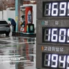 Bảng giá niêm yết tại một trạm xăng ở Seoul, Hàn Quốc. (Ảnh: Yonhap/TTXVN)
