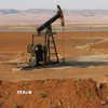 Tháp khoan dầu ở Qamishli, tỉnh Hasakah, Syria. (Ảnh: THX/TTXVN)