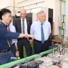 Phó Thủ tướng thường trực Nguyễn Hòa Bình thăm phòng kỹ thuật của Trường Đại học Việt Đức. (Ảnh: Văn Hướng/TTXVN)