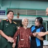 Lãnh đạo Bộ Chỉ huy Quân sự, các đoàn thể thành phố Cần Thơ thăm hỏi Mẹ Việt Nam anh hùng Trần Thị Hai (phường Hưng Phú). (Ảnh: Hồng Thái/TTXVN)