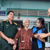 Lãnh đạo Bộ Chỉ huy Quân sự, các đoàn thể thành phố Cần Thơ thăm hỏi Mẹ Việt Nam anh hùng Trần Thị Hai (phường Hưng Phú). (Ảnh: Hồng Thái/TTXVN)