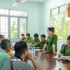 Phòng Cảnh sát điều tra tội phạm về tham nhũng kinh tế, buôn lậu, môi trường Công an tỉnh Tây Ninh làm việc và trao Quyết định xử phạt cho đại diện Công ty Trách nhiệm hữu hạn KORNBEST Việt Nam. (Ảnh: TTXVN phát)