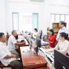Phó Chủ tịch UBND tỉnh Tây Ninh Nguyễn Hồng Thanh (đứng bên phải) lắng nghe ý kiến của nhân dân đến làm thủ tục hành chính tại Trung tâm phục vụ Hành chính công xã Tân Đông. (Ảnh: Giang Phương/TTXVN)