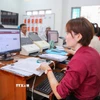Cán bộ Trung tâm phục vụ Hành chính công xã Tân Đông thực hiện quy trình giải quyết thủ tục hành chính trên các hệ thống phần mềm. (Ảnh: Giang Phương/TTXVN)