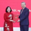 Tổng Bí thư Tô Lâm dự và trao Quyết định của Bộ Chính trị điều động, phân công đồng chí Bùi Thị Minh Hoài giữ chức Bí thư Đảng ủy Mặt trận Tổ quốc, các đoàn thể Trung ương. (Ảnh: Thống Nhất/TTXVN)