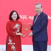 Tổng Bí thư Tô Lâm dự và trao Quyết định của Bộ Chính trị điều động, phân công đồng chí Bùi Thị Minh Hoài giữ chức Bí thư Đảng ủy Mặt trận Tổ quốc, các đoàn thể Trung ương. (Ảnh: Thống Nhất/TTXVN)
