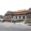 Những vị khách quốc tế đầu tiên tham quan Đại Nội Huế sáng 4/11, khi nơi này mở cửa trở lại sau các đợt lũ lớn. (Ảnh: Nguyên Lý/TTXVN)