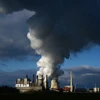 Khói thải bốc lên tại nhà máy điện than RWE ở Neurath, miền Tây Đức. (Ảnh: Getty Images/TTXVN)