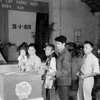 Ngày 25/4/1976, nhân dân khắp hai miền Bắc-Nam nô nức tham gia Tổng tuyển cử bầu Quốc hội. Trong ảnh: Cử tri khu Ba Đình, Hà Nội bỏ phiếu bầu Quốc hội thống nhất năm 1976. (Ảnh: TTXVN)
