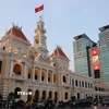 Trụ sở UBND Thành phố Hồ Chí Minh sẵn sàng cho Ngày hội toàn dân. (Ảnh: Thanh Vũ/TTXVN)