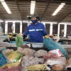 Một dây chuyền phân loại rác để tái chế. (Ảnh: Dương Chí Tưởng/TTXVN)