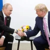Tổng thống Nga Vladimir Putin (trái) và người đồng cấp Mỹ Donald Trump trong cuộc gặp bên lề Hội nghị thượng đỉnh G20 tại Osaka, Nhật Bản ngày 28/6/2019. (Ảnh: AA/TTXVN)