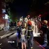 Nhiều người bên trong căn nhà được giải cứu. (Ảnh: TTXVN phát)