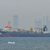 Tàu thương mại neo ngoài khơi Dubai, Các tiểu vương quốc Arab thống nhất, khi hoạt động hàng hải bị gián đoạn tại eo biển Hormuz, ngày 2/3/2026. (Ảnh: Anadolu Agency/TTXVN)