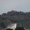Lực lượng cứu hỏa tham gia chữa cháy rừng tại Catalonia. (Ảnh: Reuters)