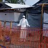 Nhân viên y tế làm việc tại trung tâm điều trị Ebola ở Bulape, CHDC Congo. (Ảnh: THX/TTXVN)