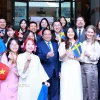Thủ tướng Phạm Minh Chính với sinh viên, lưu học sinh Việt Nam tại Đại học Kinh tế Stockholm. (Ảnh: Dương Giang/TTXVN)