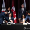 Các quan chức cấp cao Hàn Quốc và Canada ký kết hiệp ước an ninh tại Ottawa. (Nguồn: Yonhap)