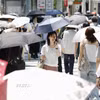 Người dân di chuyển dưới trời nắng gắt tại Ginza, Nhật Bản. (Ảnh: Kyodo/TTXVN)