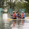 Dùng chèo súp chở người dân đến nơi an toàn. (Ảnh: Tường Quân/TTXVN)