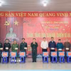 Đại tướng Nguyễn Trọng Nghĩa, Ủy viên Bộ Chính trị, Bí thư Trung ương Đảng, Chủ nhiệm Tổng cục Chính trị Quân đội Nhân dân Việt Nam tặng quà Tết tại xã Quảng Trực, tỉnh Lâm Đồng. (Ảnh: Hưng Thịnh/TTXVN)