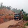 Hiện các lực lượng chức năng đã tổ chức phân luồng giao thông từ xa, cấm các phương tiện lưu thông trên tuyến đường này, đồng thời huy động nhân lực và phương tiện khẩn trương khắc phục để sớm thông tuyến trở lại. (Ảnh: Đỗ Trưởng/TTXVN)