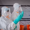 Nhân viên y tế làm việc tại trung tâm điều trị Ebola ở Bunia, tỉnh Ituri, Cộng hòa Dân chủ Congo. (Ảnh: THX/TTXVN phát)