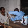 Nhân viên y tế tiêm vaccine phòng Ebola cho người dân tại Bulape, CHDC Congo. (Ảnh: THX/TTXVN)