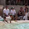 Trẻ em làm mát ở đài phun nước ở Rome, Italy ngày 26/6/2026. (Ảnh: THX/TTXVN)