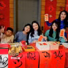 Gian xin chữ thư pháp đầu Xuân rất được các bạn trẻ gốc Việt quan tâm và yêu thích. (Ảnh: TTXVN phát)