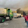 Xe chở hàng viện trợ nhân đạo đi qua cửa khẩu Rafah. (Ảnh: THX/TTXVN)