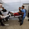 Chuyển người Palestine bị thương sau cuộc tấn công của Israel nhằm vào một trung tâm phân phối hàng viện trợ ở Dải Gaza. (Ảnh: THX/TTXVN)