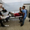 Chuyển người Palestine bị thương sau cuộc tấn công của Israel nhằm vào một trung tâm phân phối hàng viện trợ ở Dải Gaza. (Ảnh: THX/TTXVN)