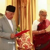 Tân Thủ tướng lâm thời Nepal Sushila Karki (phải) tuyên thệ nhậm chức sau khi được Tổng thống Ram Chandra Paudel (trái, phía trước) bổ nhiệm, tại Kathmandu, ngày 12/9/2025. (Ảnh: THX/TTXVN)
