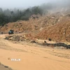 Khối lượng đất đá sạt lở trên đèo Khánh Lê (tỉnh Khánh Hòa) ước tính hàng trăm m3 phủ kín mặt đường. (Ảnh: Đặng Tuấn/TTXVN)