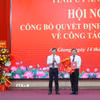 Phó Trưởng Ban Tổ chức Trung ương Nguyễn Thành Tâm trao Quyết định của Ban Bí thư và chúc mừng Phó Bí thư Tỉnh ủy An Giang, Bí thư Đảng ủy đặc khu Phú Quốc Đinh Văn Nơi. (Ảnh: Văn Sĩ/TTXVN)