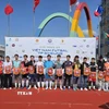 Ban Tổ chức trao cở luân lưu cho đại diện 16 đội bóng Futsal. (Ảnh: Đức Thắng/TTXVN)_