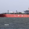 Tàu chở dầu khí tự nhiên hóa lỏng di chuyển qua eo biển Hormuz về tới cảng Mundra ở Kutch, Ấn Độ ngày 16/3/2026. (Ảnh: ANI/TTXVN)