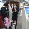 Hướng dẫn hành khách tại sân bay Haneda ở Tokyo, Nhật Bản. (Ảnh: Kyodo/TTXVN)