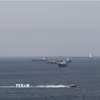 Tàu thuyền di chuyển trên eo biển Hormuz, ngoài khơi tỉnh Musandam, Oman, ngày 18/4/2026. (Ảnh: Reuters/TTXVN)