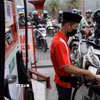 Người dân mua xăng tại một trạm xăng ở Surakarta, Trung Java, Indonesia. (Ảnh: THX/TTXVN)
