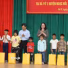 Phó Chủ tịch nước Võ Thị Ánh Xuân tặng quà cho học sinh có hoàn cảnh khó khăn tại xã Pờ Y (huyện Ngọc Hồi). (Ảnh: Khoa Chương/TTXVN)