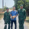 Đối tượng Nguyễn Mạnh Dư (đối tượng bị truy nã) bị Đồn Biên phòng Cửa khẩu Quốc tế Mộc Bài bắt giữ khi đang nhập cảnh trái phép. (Ảnh: TTXVN phát)