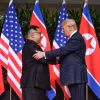 Tổng thống Mỹ Donald Trump (phải) trong cuộc gặp thượng đỉnh lịch sử với Nhà lãnh đạo Triều Tiên Kim Jong-un tại Singapore ngày 12/6/2018. (Ảnh: THX/TTXVN)