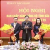 Bí thư Tỉnh ủy Bắc Giang Nguyễn Văn Gấu tặng hoa chúc mừng Phó Bí thư Thường trực Tỉnh uỷ Nguyễn Thị Hương (phải) và Phó Bí thư Tỉnh ủy Nguyễn Việt Oanh (trái). (Ảnh: TTXVN phát)