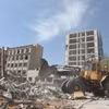 Những tòa nhà ở Tehran, Iran bị phá huỷ trong vụ không kích của lực lượng Mỹ-Israel. (Ảnh: THX/TTXVN)